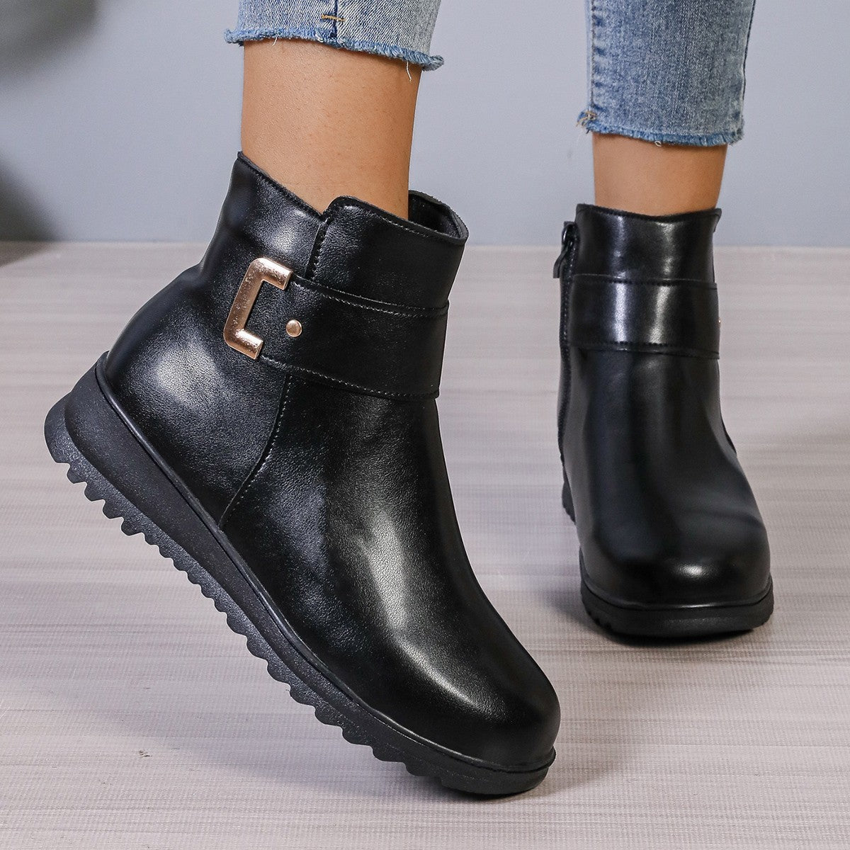 Bottines d'hiver en cuir pour femmes, élégantes et tendance.