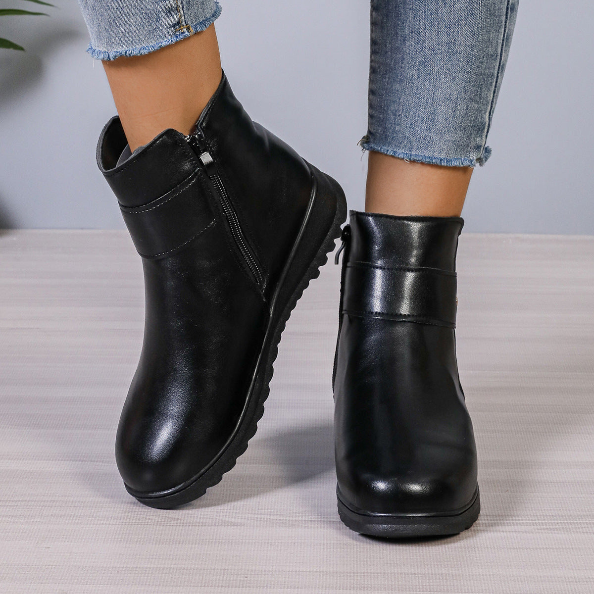 Bottines d'hiver en cuir pour femmes, élégantes et tendance.