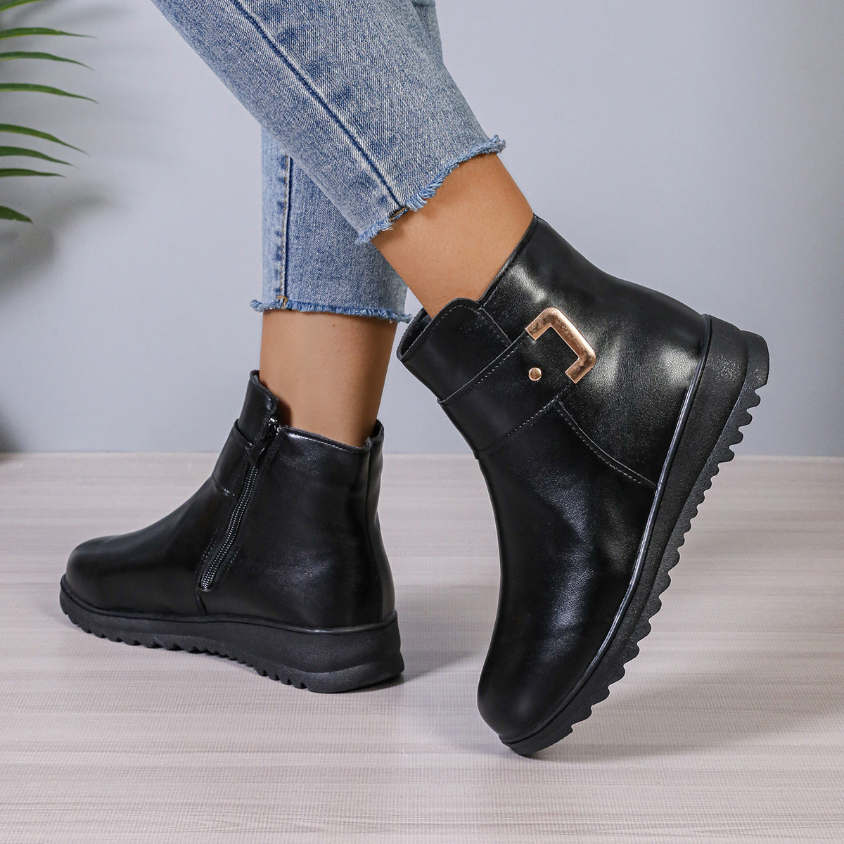 Bottines d'hiver en cuir pour femmes, élégantes et tendance.