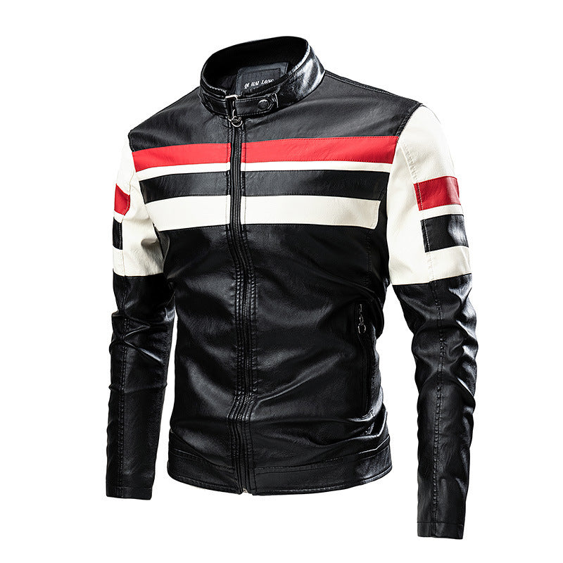 Blouson en cuir noir avec bandes sportives rouges et blanches.