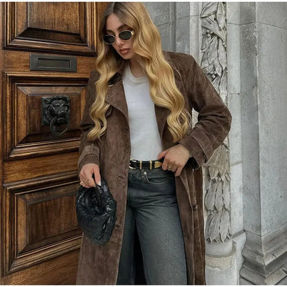 Manteau à Revers Double Boutonnage avec Ceinture - Mode Vintage - Manteau Long en Daim pour Femme.