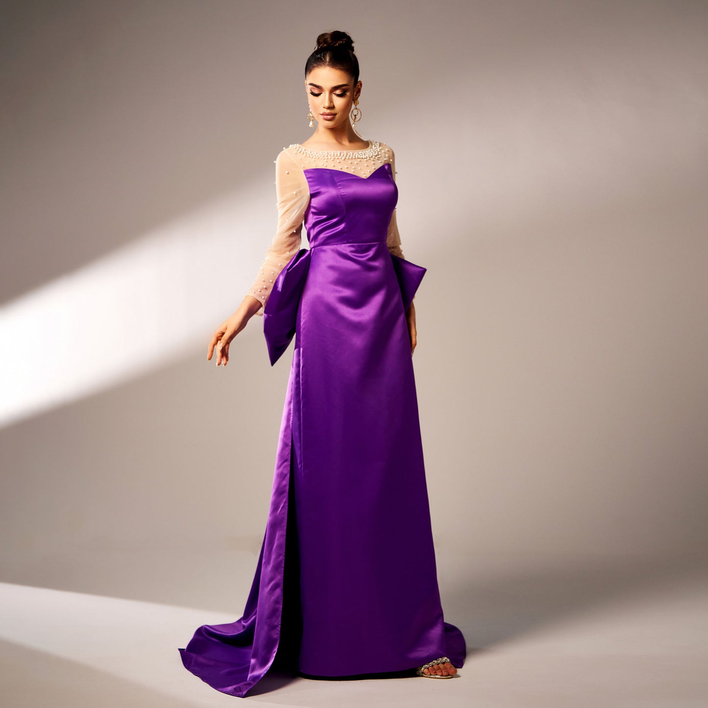 Robe de Soirée Longue en Satin Violet avec Manches Transparentes.