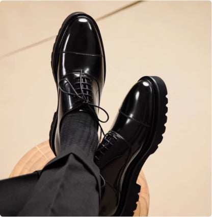 Chaussures derby pour hommes en cuir verni - Élégance et robustesse.