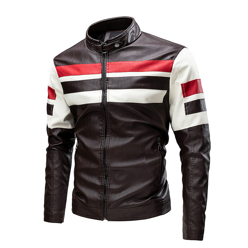 Blouson en cuir noir avec bandes sportives rouges et blanches.