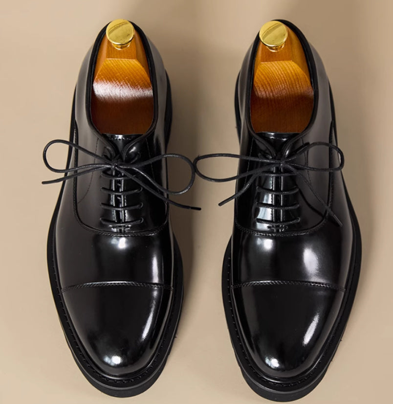 Chaussures derby pour hommes en cuir verni - Élégance et robustesse.