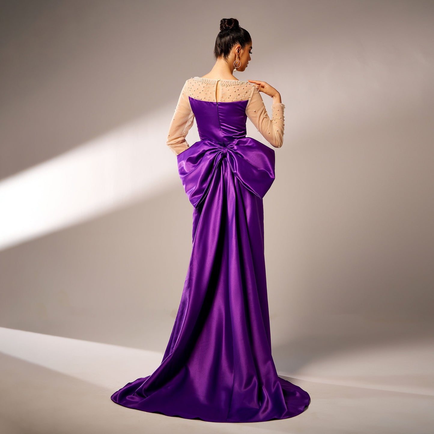 Robe de Soirée Longue en Satin Violet avec Manches Transparentes.