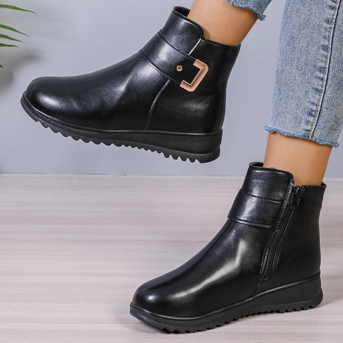 Bottines d'hiver en cuir pour femmes, élégantes et tendance.