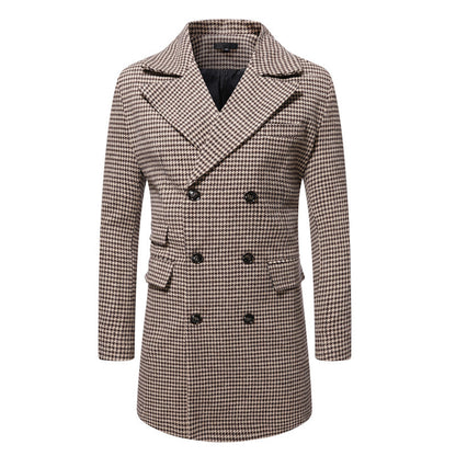 Manteau long à carreaux pour homme, style classique à double boutonnage.