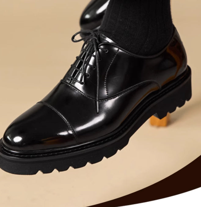 Chaussures derby pour hommes en cuir verni - Élégance et robustesse.