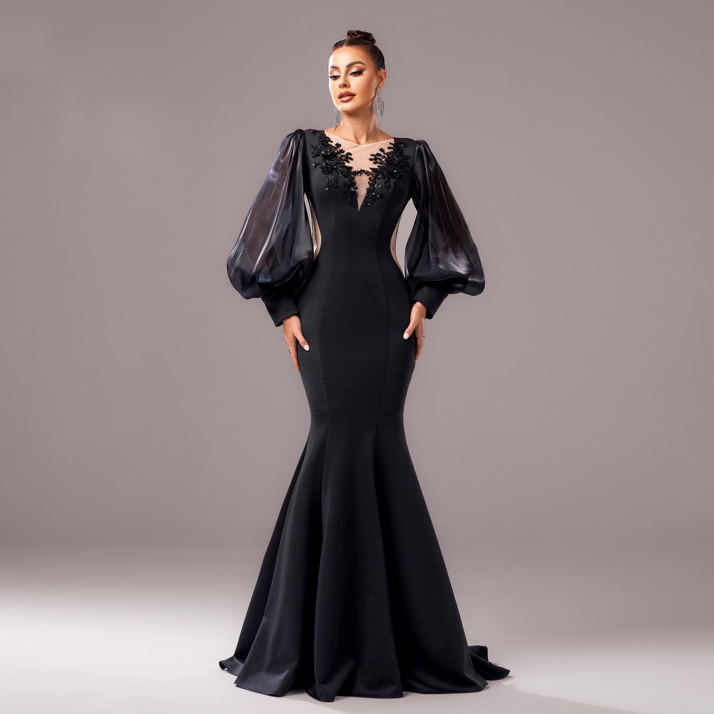 Robe de Soirée Sirène Noire avec Manches Bouffantes en Organza.