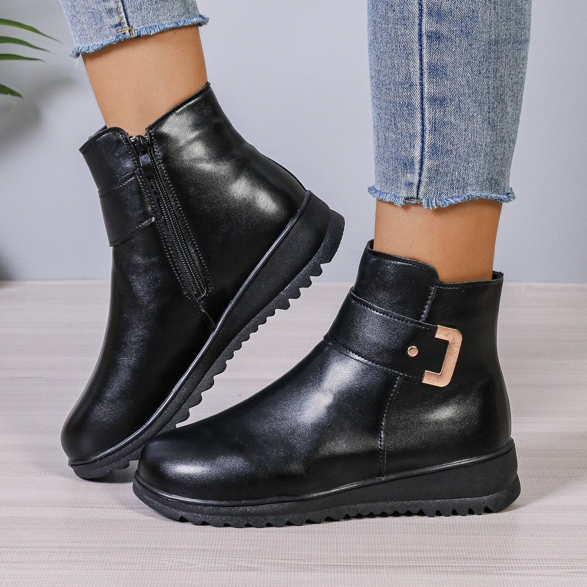 Bottines d'hiver en cuir pour femmes, élégantes et tendance.