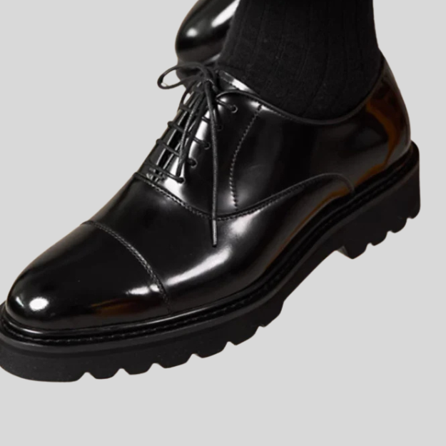 Chaussures derby pour hommes en cuir verni - Élégance et robustesse.