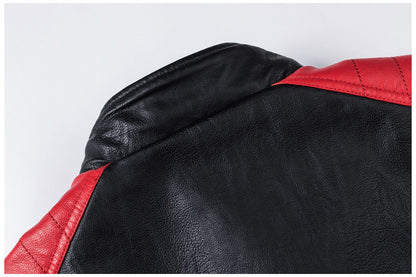 Blouson en cuir noir avec bandes sportives rouges et blanches.