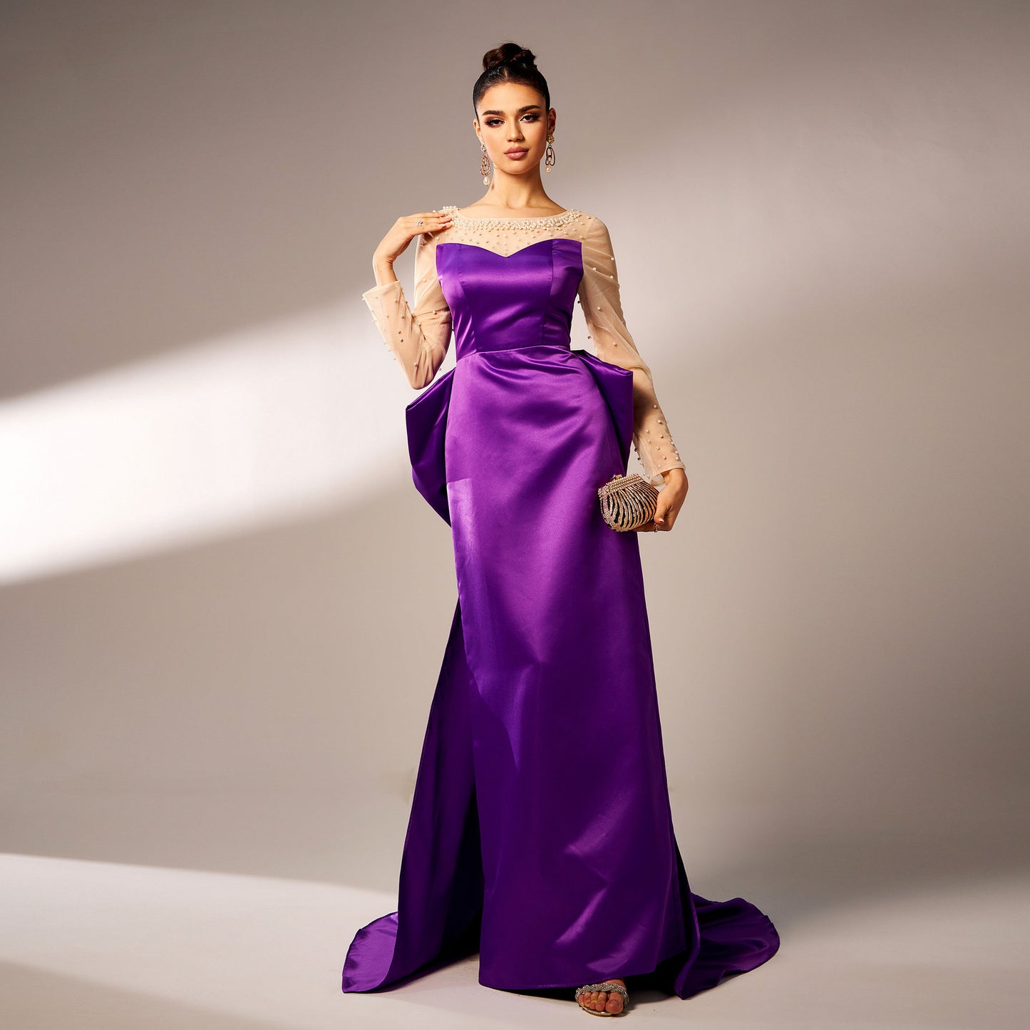 Robe de Soirée Longue en Satin Violet avec Manches Transparentes.