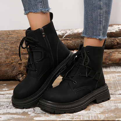 Bottes en hiver tendance avec lacets et détails texturés pour un look unique.