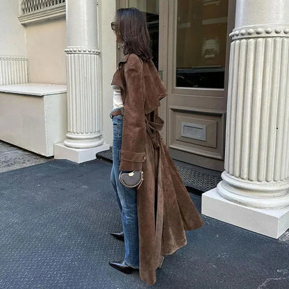 Manteau à Revers Double Boutonnage avec Ceinture - Mode Vintage - Manteau Long en Daim pour Femme.