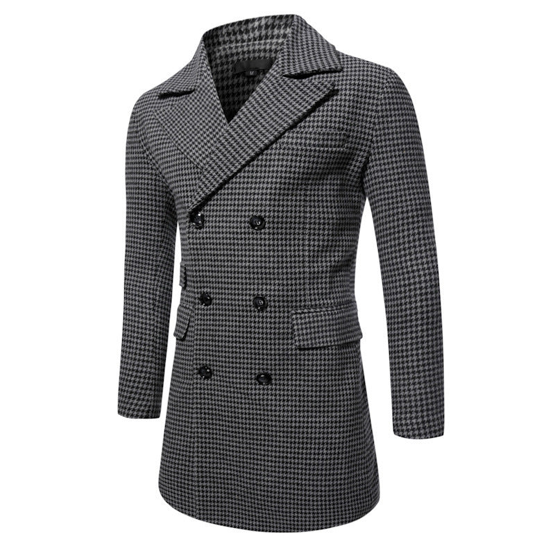 Manteau long à carreaux pour homme, style classique à double boutonnage.