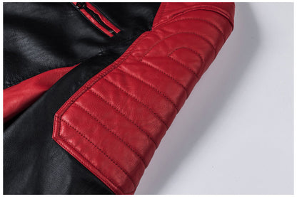 Blouson en cuir noir avec bandes sportives rouges et blanches.